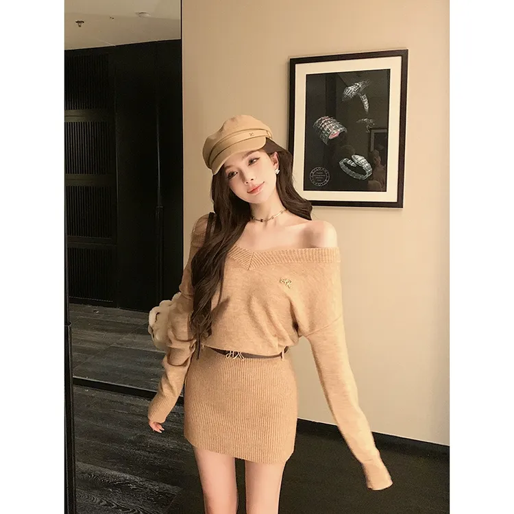 【QIUROUYAO邱肉瑶】修身斜肩V领连衣裙女冬季新款高级感包臀连衣裙