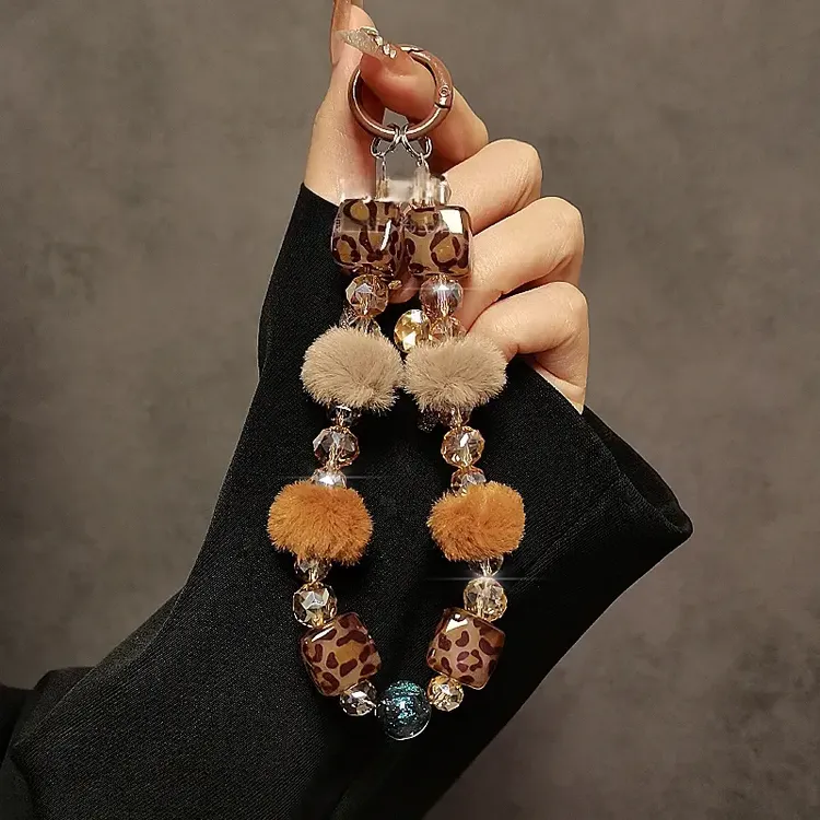 时尚小香风冬季保暖毛绒串珠水晶网红豹纹手机链子小香风手机高级