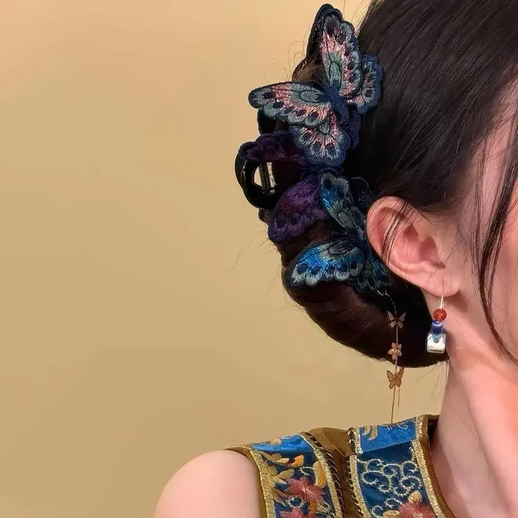 欢珠影玲珑~复古刺绣蝴蝶发夹女新中式发饰民族风后脑勺抓夹鲨鱼