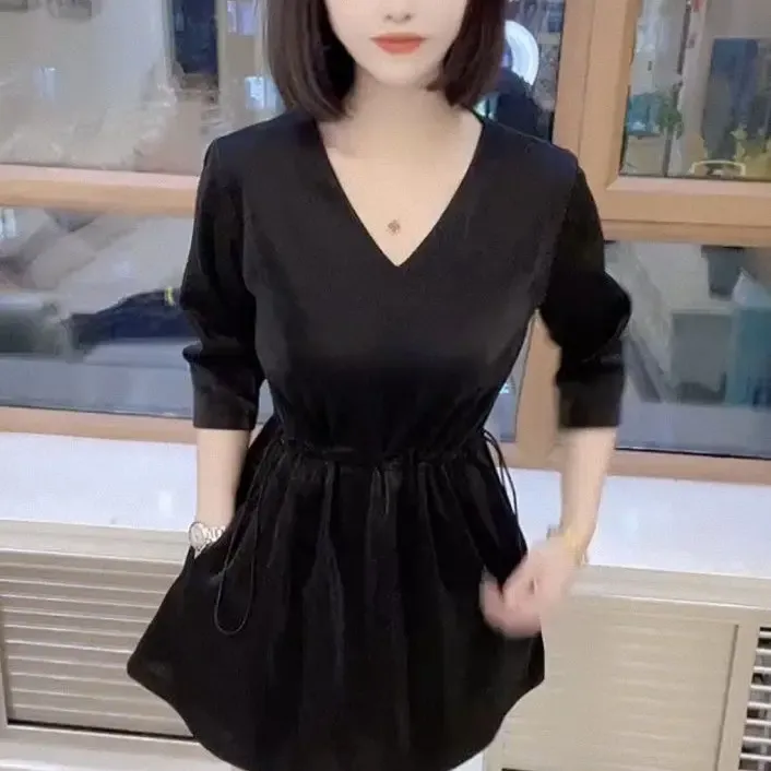 优雅黑色V领连衣裙展现高贵质感多场合适用