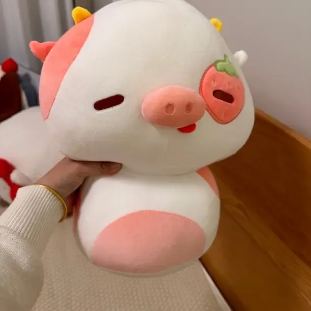 可爱草莓牛公仔毛绒玩具可爱的草莓猪抱枕草莓猪毛绒玩具靠枕闺蜜