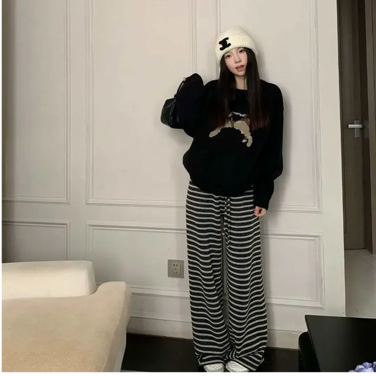 秋冬2025新款高级感印花圆领毛衣时尚条纹休闲裤痞帅炸街风女装