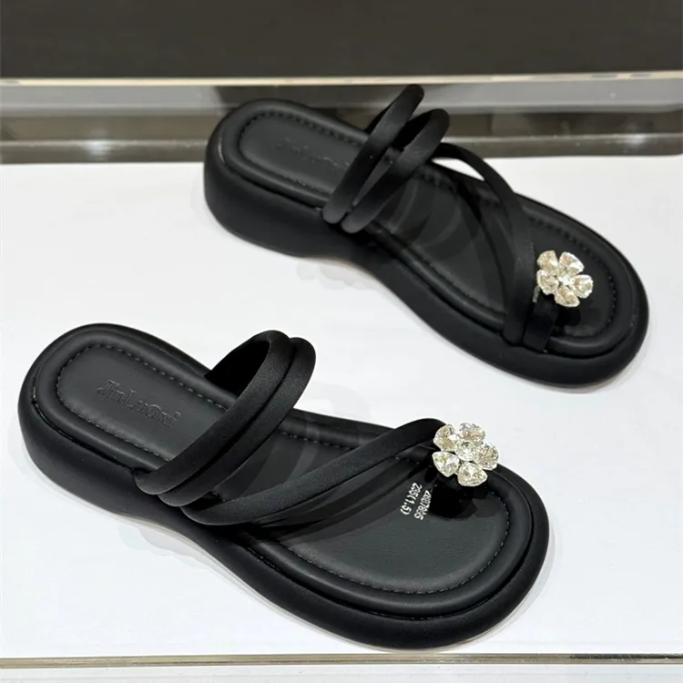 法式外穿水钻套趾凉拖鞋女2025新款夏平底花朵厚底百搭夹脚人字拖
