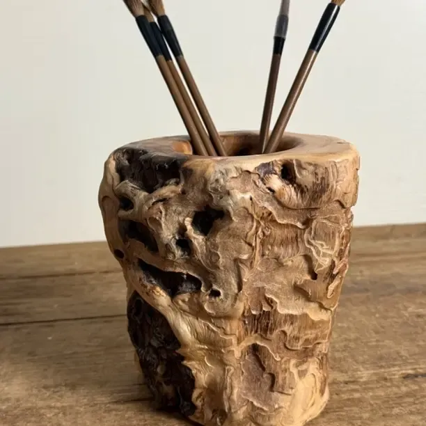 精品龙纹枣木根雕笔筒