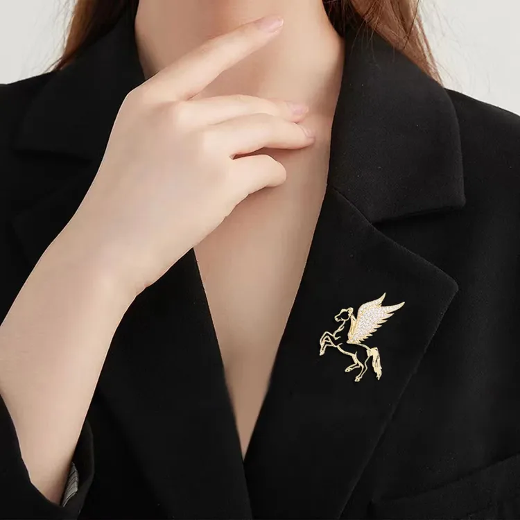 时尚创意感简约飞马精致镂空胸花高档西装外套配饰礼品套组