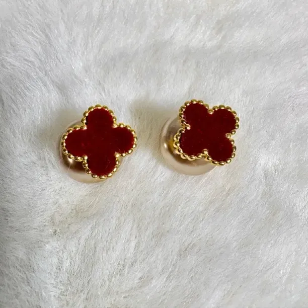 铜合金仿珍珠耳饰 丝绒质感红色幸运草珠珠耳钉小众一款多戴时尚