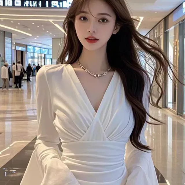 气质名媛白色V领喇叭袖衬衫女秋季新款法式小众设计修身短款上衣