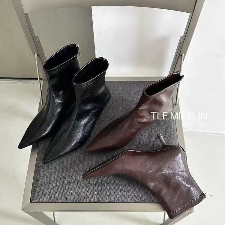 2025秋冬新款气质尖头细跟高跟瘦瘦靴子百搭套筒软皮小猫跟短靴女