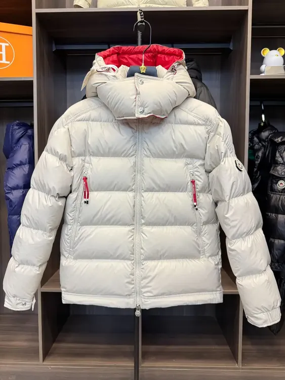 MONCVARSAEC/蒙口瓦萨琪连帽冬徽章男女同款休闲风秋冬防风羽绒服