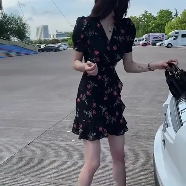 2025气质新款洋气v领荷叶边时尚连衣裙女法式显瘦小个子雪纺短裙