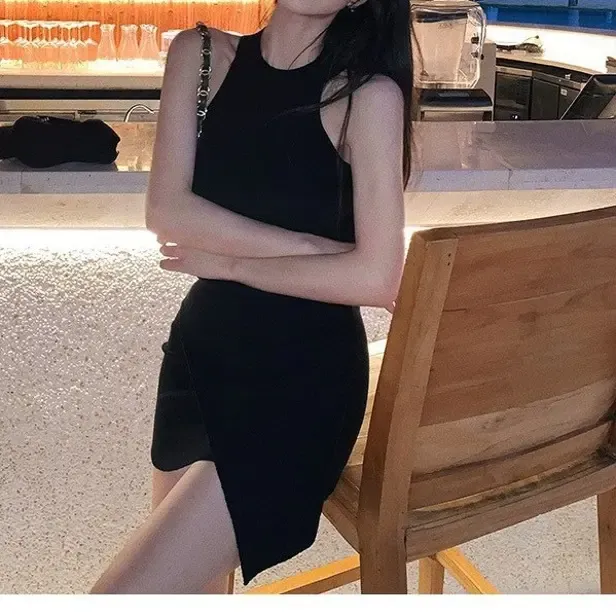 法式圆领挖肩无袖针织连衣裙黑色裙子女夏季不规则收腰显瘦包臀裙