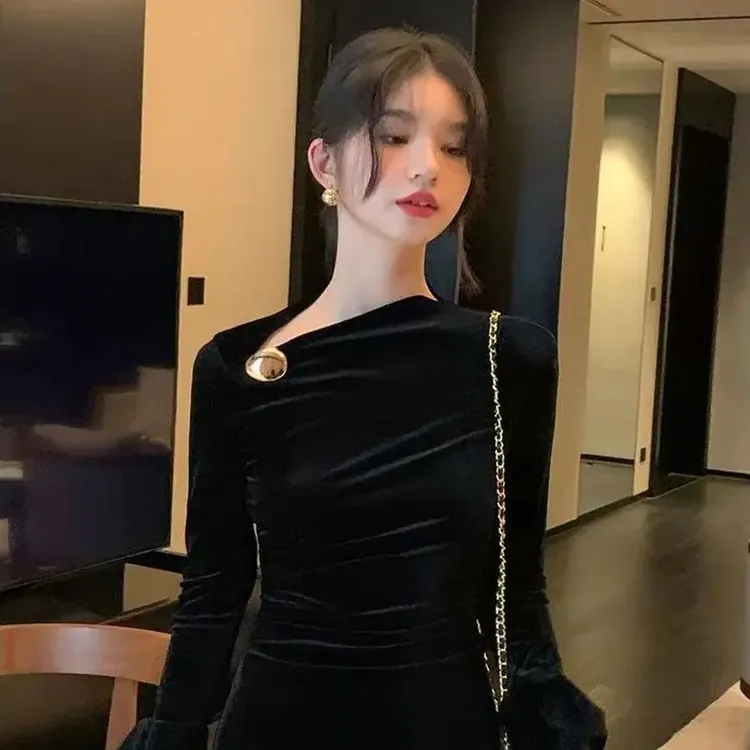 法式复古丝绒连衣裙女秋冬高级感洋气收腰修身长袖打底包臀长裙子