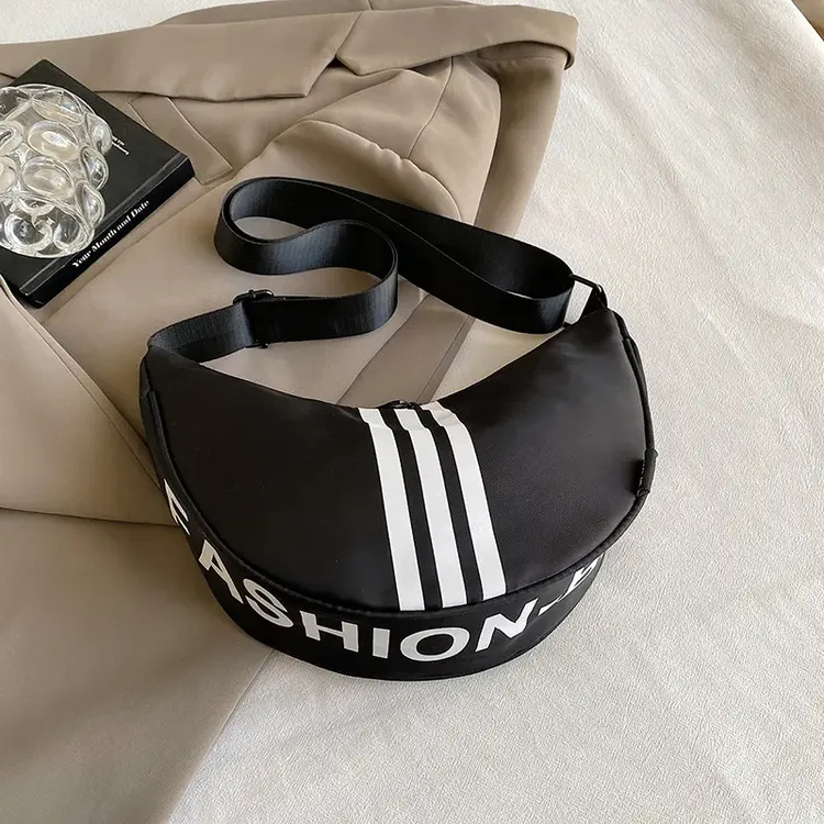 运动休闲包骑行包慵懒风条纹男女饺子包通勤旅游时尚百搭