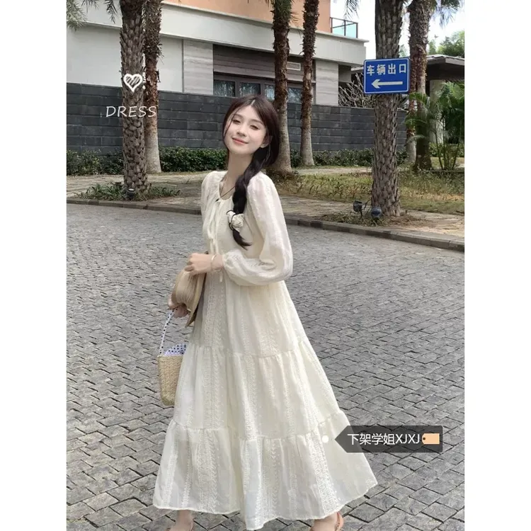 杏色蕾丝重工刺绣长袖连衣裙女春季2025新款宽松显瘦系带温柔长裙
