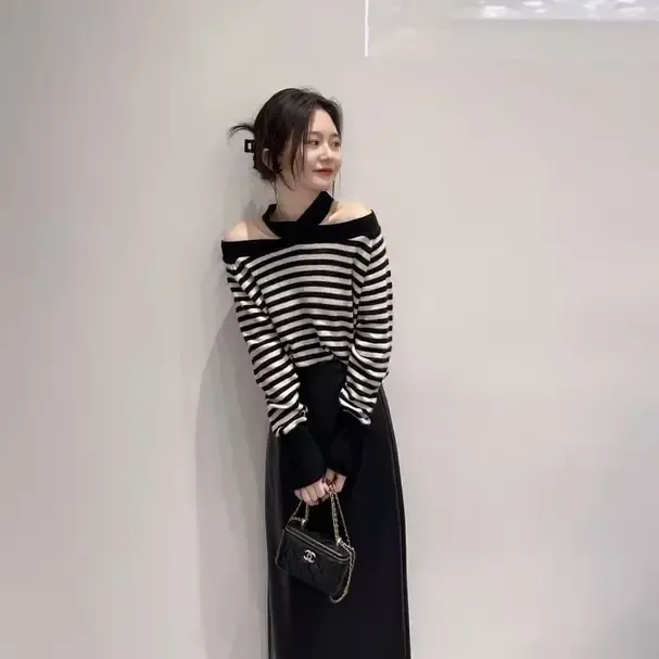 秋季2025新款网红洋气炸街女装韩系时尚一字肩挂脖条纹针织衫上衣