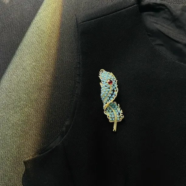铜合金合成锆石胸针 瑞丽蓝松石胸针重工时尚饰品手工