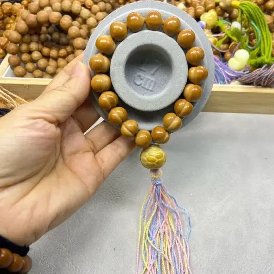 屁桃手持聚宝盆雕刻光面15mm