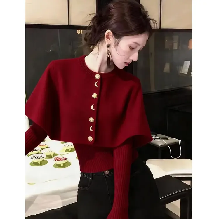 巨好看的两件套冬装2025年新款爆款小香风红色叠穿显瘦斗篷针织衫