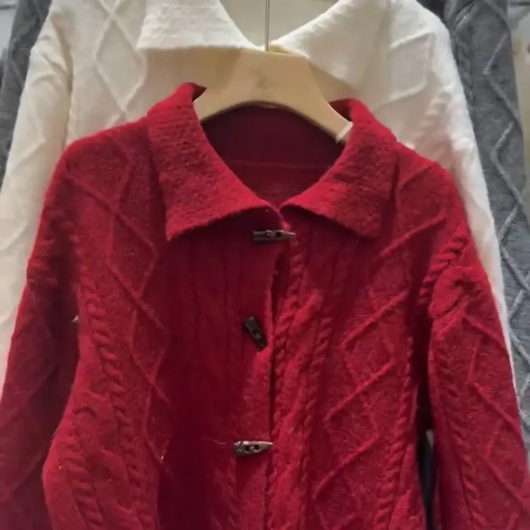 秋冬新款慵懒风翻领牛角扣麻花针织开衫女宽松百搭上衣