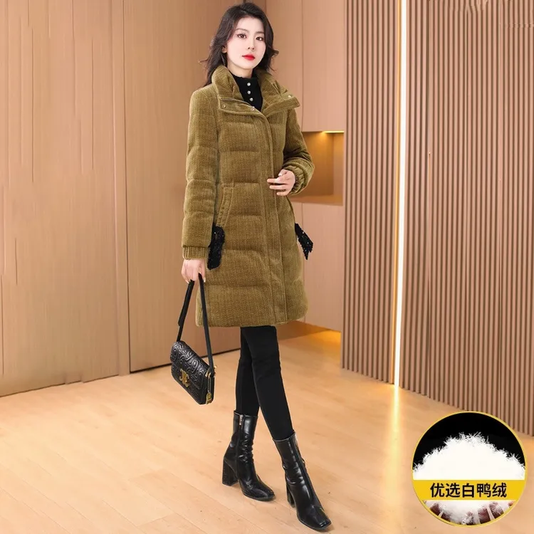 拉夏贝尔九江羽绒服秋冬2025新款时尚洋气妈妈高级感灯芯绒中长款