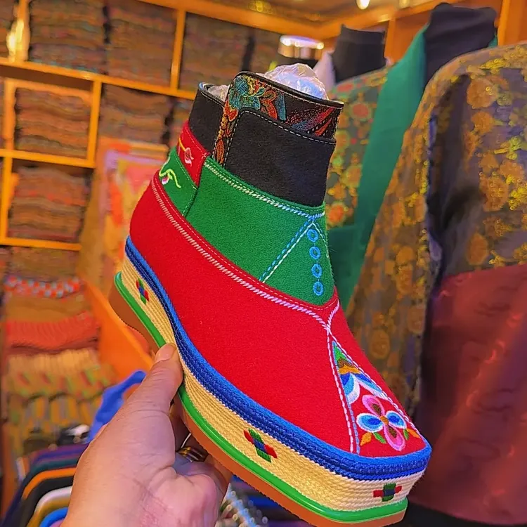 民族风女士绣花鞋加绒内里平底舒适软底百搭藏式布鞋