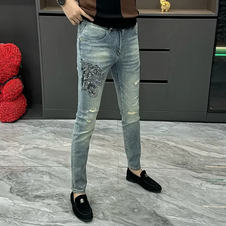 潮牌破洞男士牛仔裤春秋新款虎头烫钻修身小脚百搭帅气小直筒男裤