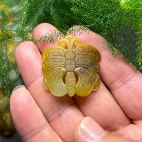 新疆和田玉  沁色蝴蝶 