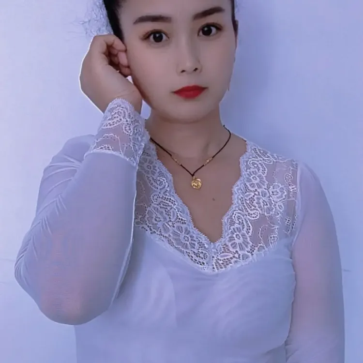 女士春秋新款修身显瘦打底衫。蕾丝洋气时尚百搭