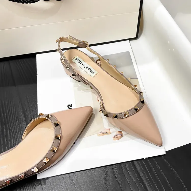 2025年新款铆钉一字带扣中跟春包头尖头气质粗跟柳丁鞋凉拖女外穿