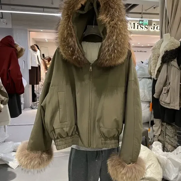 伊纱25冬韩版宽松显瘦百搭休闲连帽真毛领可脱卸短款90白鸭羽绒服