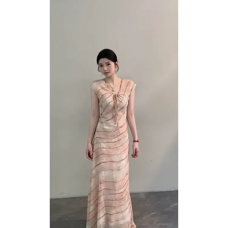 2025新款夏季韩系气质纯欲风显瘦收腰设计感粉色连衣裙温柔长裙女