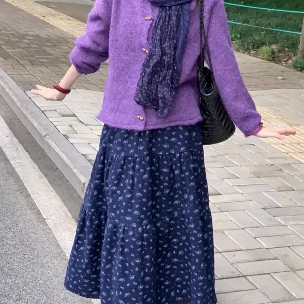 开始rich入秋韩版牛角扣针织衫显白葡萄紫外套搭配碎花半身裙