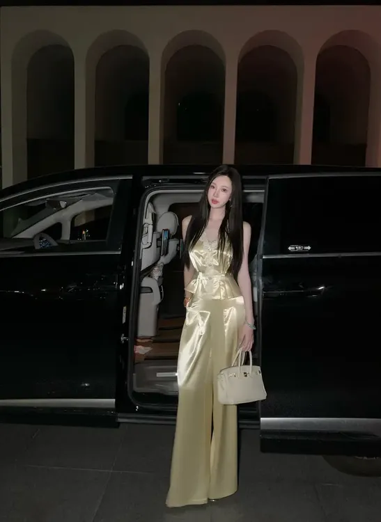 韩剧大女主氛围感V领拼接蕾丝上衣高腰显瘦裤子新款时尚两件套女