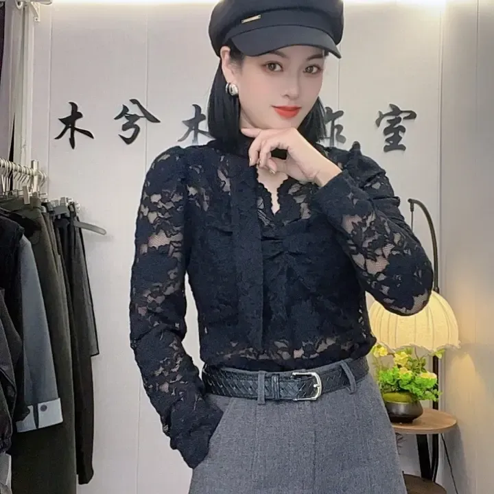 《木兮木》2025秋冬气质V领勾花镂空蕾丝女士修身长袖上衣