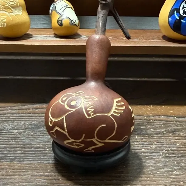 中药煮色。纯手工雕刻