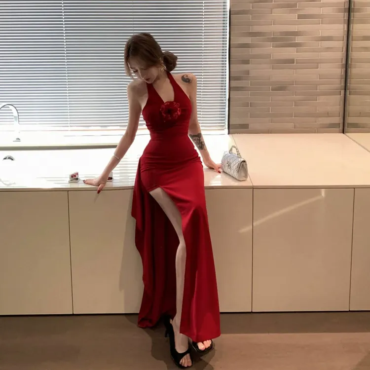 御姐风红色包臀裙紧身性感立体花朵挂脖连衣裙高级感收腰开叉长裙