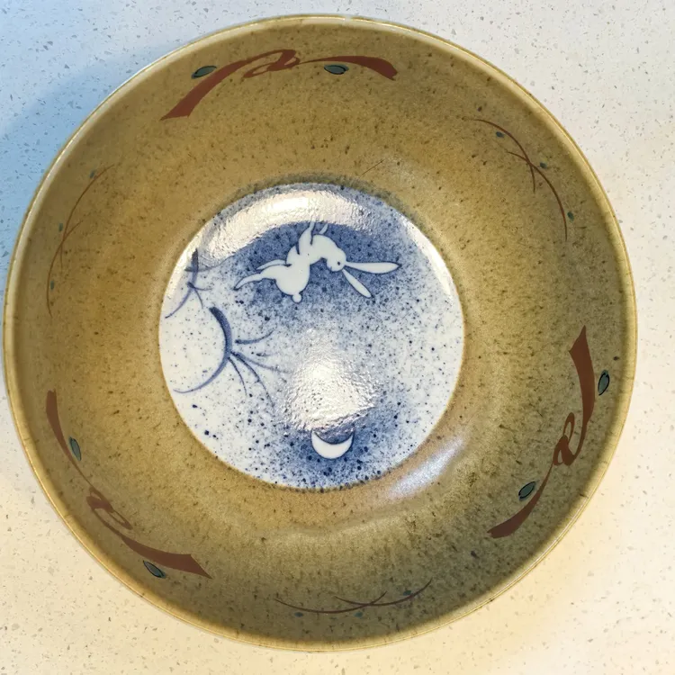 吾山窑兔子望月大钵碗，碗底有红色印章，尺寸大气适合汤碗