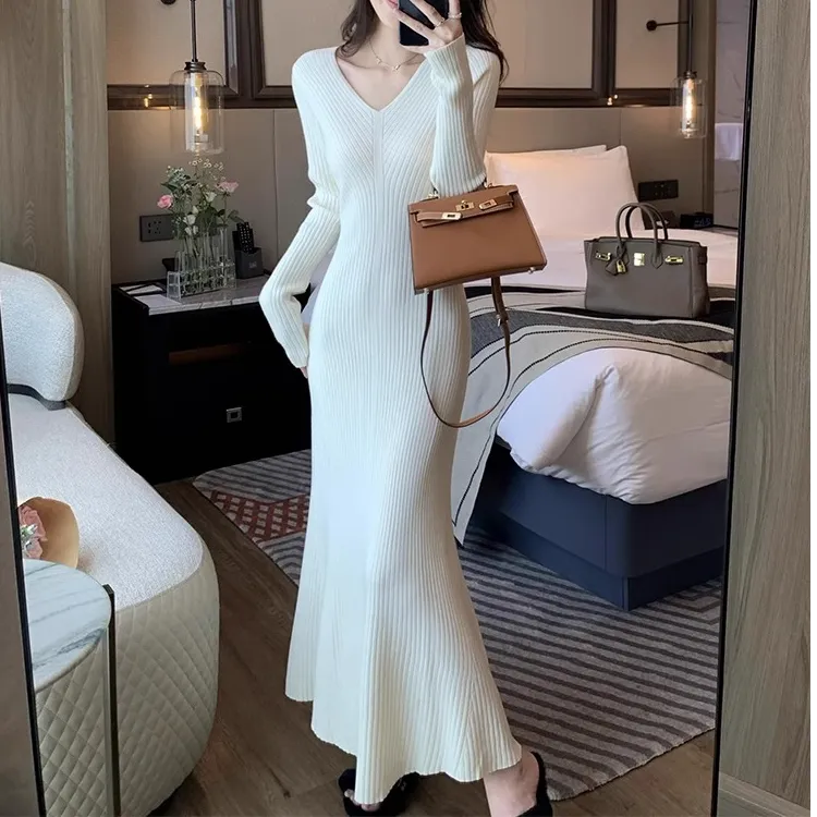 v领针织黑色连衣裙女秋冬新款修身气质内搭打底毛衣包臀鱼尾裙