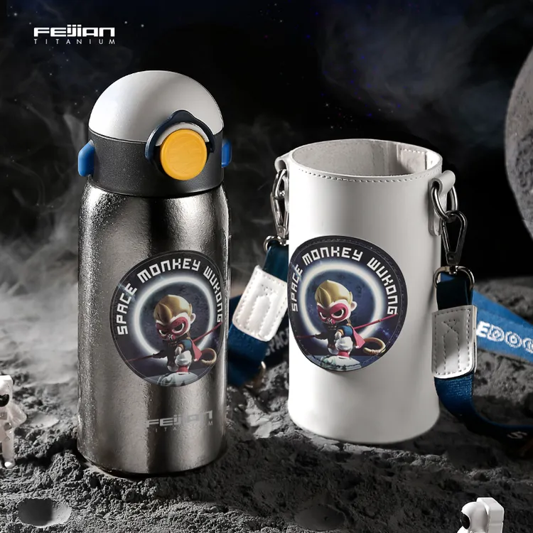 【官方正品】纯钛儿童保温水杯带吸管男女学生便捷斜跨水壶