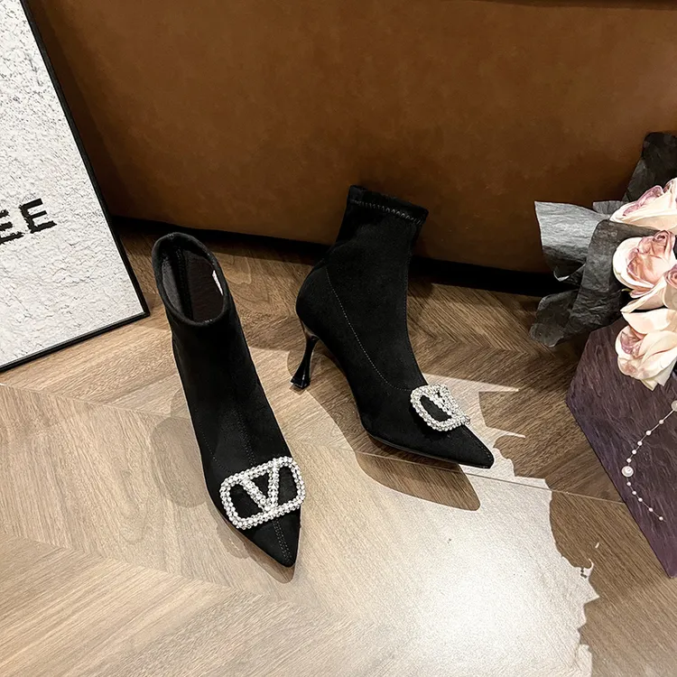 2025网红潮款靴子黑色百搭显瘦小短靴洋气又高级尖头弹力瘦瘦靴