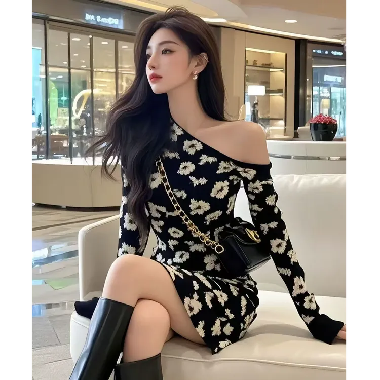 黑色斜肩长袖针织毛衣连衣裙女秋冬季收腰显瘦收腰显瘦轻奢短裙子