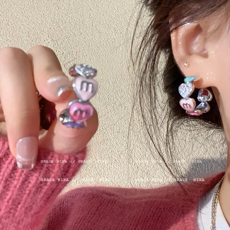 甜美C形甜酷彩色爱心耳环女生小众设计感高级耳钉时尚轻奢耳饰品