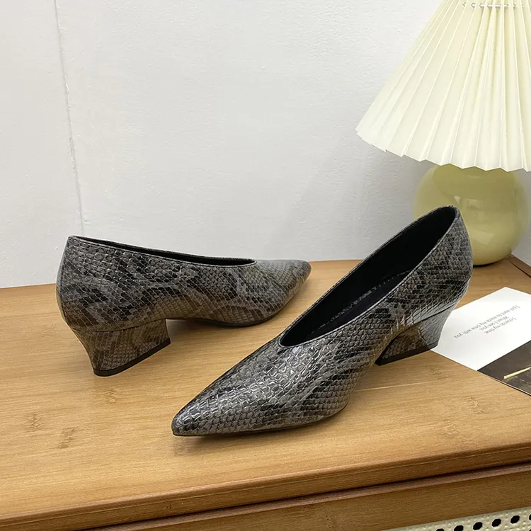 复古尖头v口粗跟单鞋女秋季新款百搭蛇纹浅口中跟奶奶鞋职业跟鞋