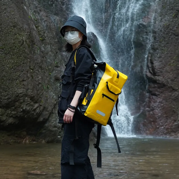 户外防水背包便携式护肩包旅游轻便双肩包干湿分离防雨大容量加厚