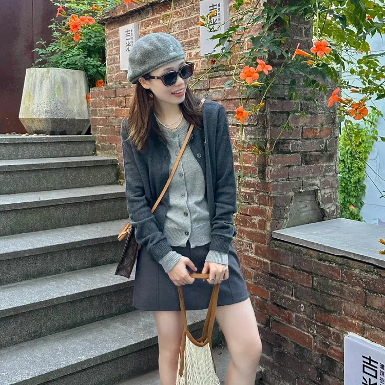 秋季时髦洋气网红灰色拼接长袖开衫假两件针织衫女设计感毛衣上衣