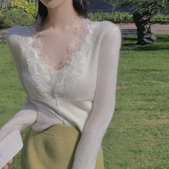 秋装长袖高档时髦洋气外穿蕾丝v领打底针织衫女内搭网红毛衣上衣