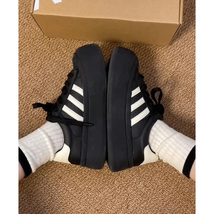 啄木鸟小黑鞋女夏季2025年新款厚底板鞋女贝壳头运动休闲鞋增高