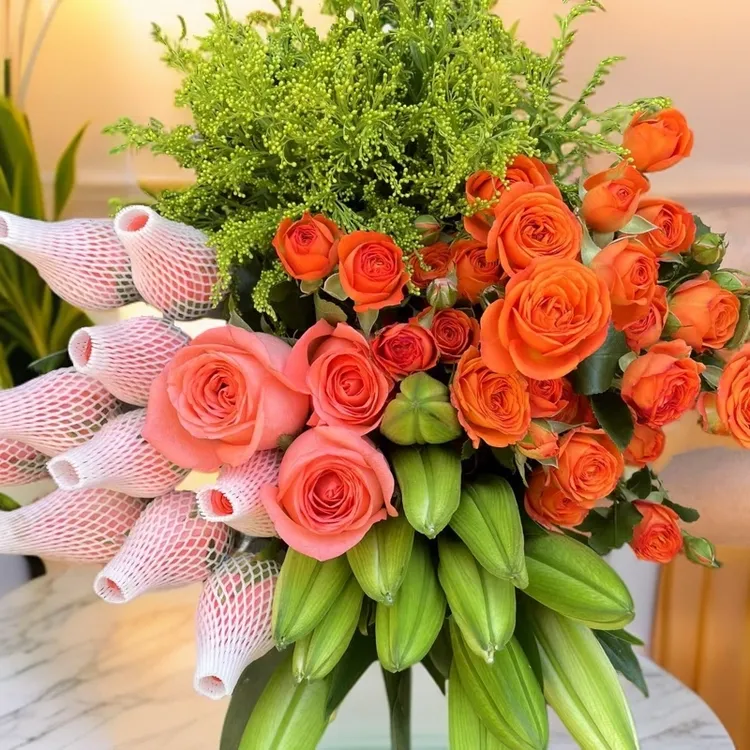 【源头优选】粉玫瑰10枝+百合1扎+多头橙芭比3枝+配草 云南基地直发
