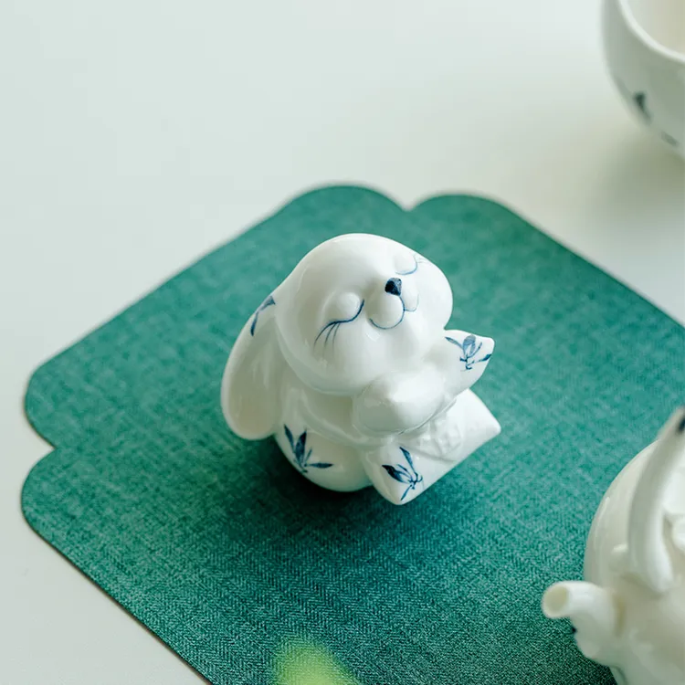 德白纯手绘蝴蝶兰花福袋可爱小白兔茶宠饰茶台客厅兔年摆件装饰品