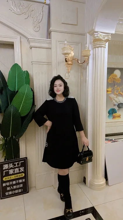 胖MM大码显瘦连衣裙2025秋冬欧货重工钉珠侧开叉中长打底裙七分袖